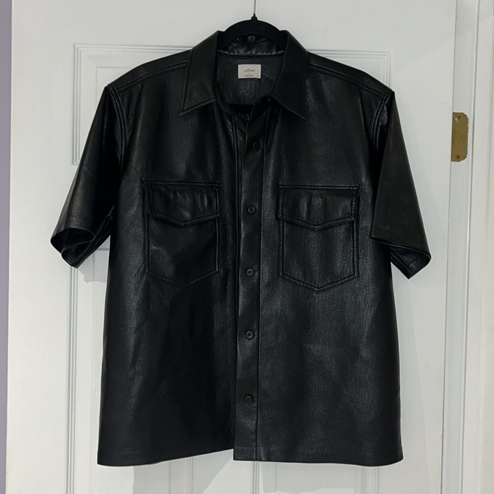Aritzia Wilfred Caroline Button Up size 2
(Oversized fit)